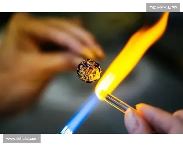 火焰玻璃艺术诞生之路揭示从熔融到成型的七个关键制作步骤